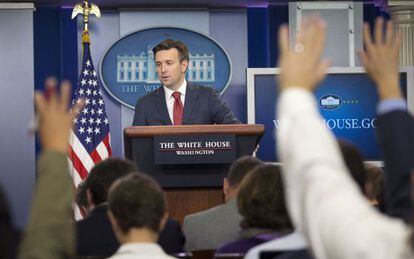 El portavoz de la Casa Blanca Josh Earnest, durante la rueda de prensa.