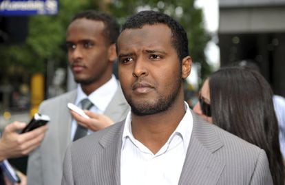 Fotografía de archivo tomada el 23 de diciembre de 2010 que muestra al autor del ataque Yacqub Khayre que abandona los juzgados en Melbourne (Australia).