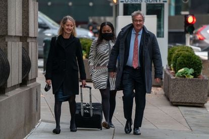 Members of Ghislaine Maxwel's defense, this Thursday upon her arrival at the court in New York.