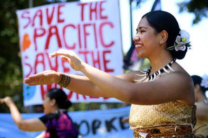 Un grupo de bailarinas del Matavai Pacific Cultural Arts Centre, este sábado durante los actos convocados por el Día Mundial de Acción por el Clima en Sídney, Australia.