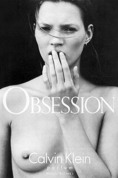 Lanzó el primer perfume unisex

CK One fue la primera fragancia para hombres y mujeres. Antes de que la tendencia agender conquistara la moda, Calvin Klein se atrevió con el perfume unisex pionero y más exitoso. En la imagen, Kate Moss encandilando al mundo a mediados de los 90 en la campaña para Obsession, otra de las esencias míticas de la firma que se hizo famosísima –y éxito de ventas– a mediados de los 80.