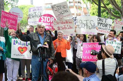 El presentador de televisi&oacute;n Jay Leno, en una de las m&uacute;ltiples protestas frente al hotel Beverly Hills.
