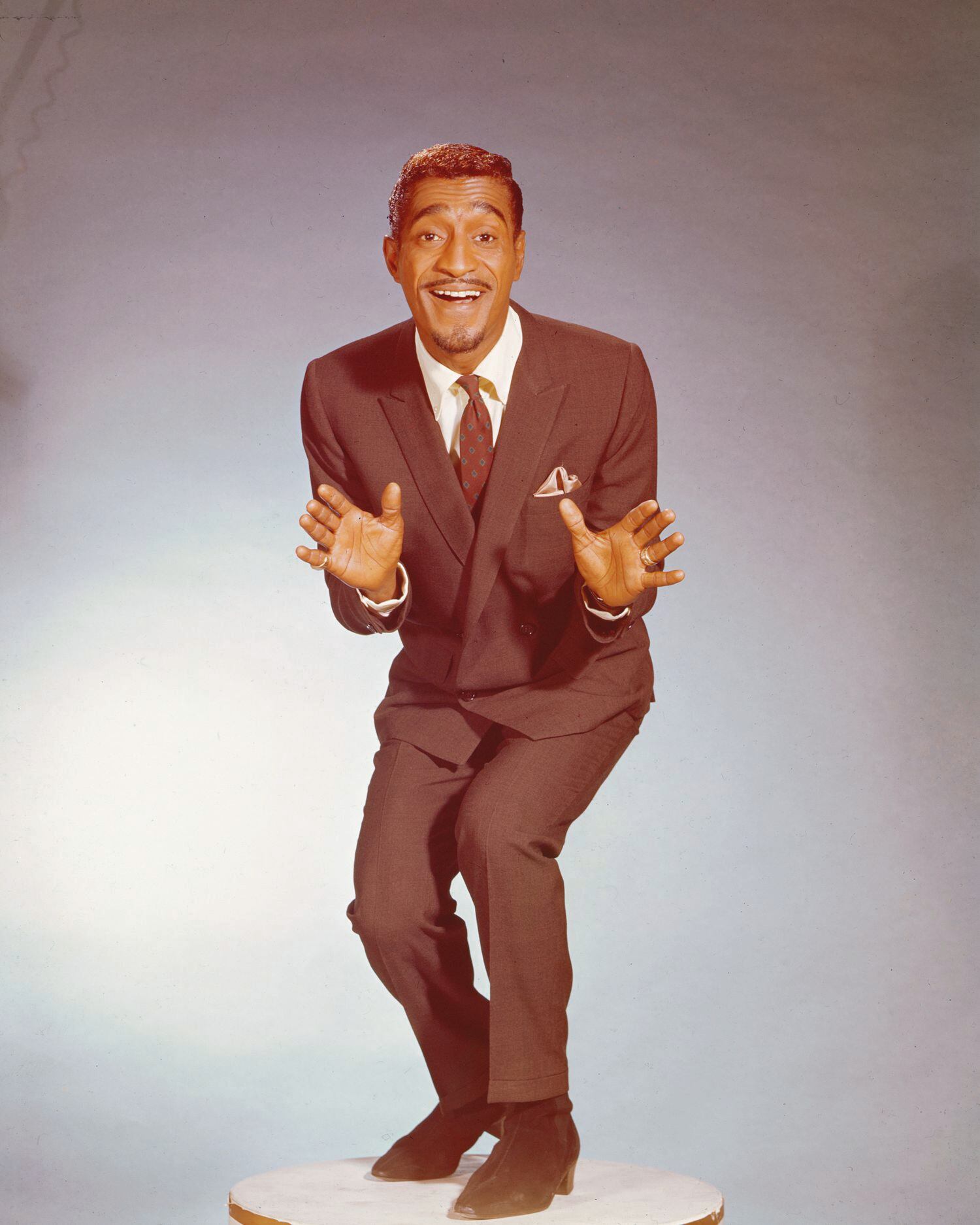Sammy Davis Jr. posa para un retrato publicitario en 1960.