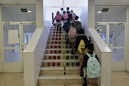 Niños subiendo escaleras del Colegio Privado Alameda de Osuna en el primer día del curso escolar 2020-2021, en Madrid (España).