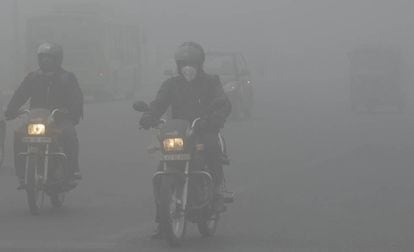 Una calle de Nueva Delhi envuelta en 'smog', en febrero pasado. 