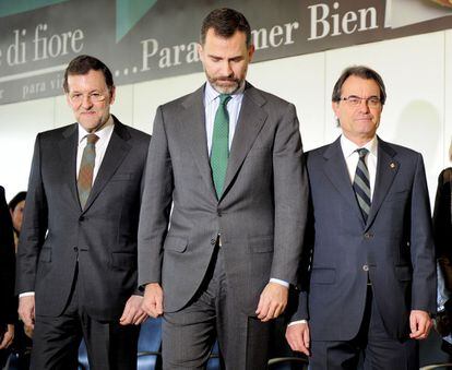 El Príncipe Felipe, el presidente del Gobierno, Mariano Rajoy, y el de la Generalitat, Artur Mas, que encabezan el grupo de autoridades en este viaje. Antes han protagonizado fríos saludos.