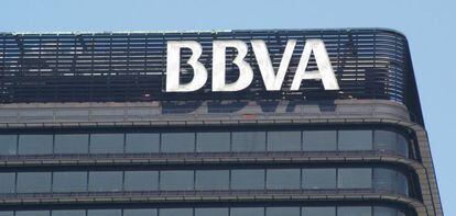 Edificio del Banco Bilbao Vizcaya Argentaria (BBVA), en el complejo Azca de Madrid, obra del arquitecto Francisco Javier S&aacute;enz de Oiza. 