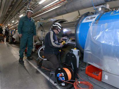 Operaciones en uno de los grandes imanes superconductores del acelerador de part&iacute;culas LHC.