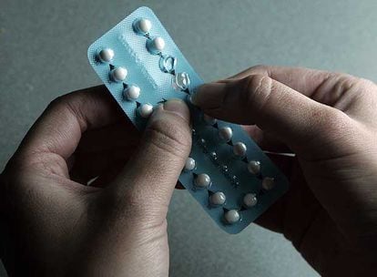 Envase de píldoras anticonceptivas con pastillas para  un mes.