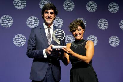 La periodista y escritora Sonsoles Ónega posa con el finalista Alfonso Goizueta tras ganar esta noche el 72º Premio Planeta.