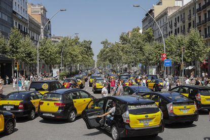Los taxistas de Barcelona colapsan la ciudad con una marcha lenta por el centro de la ciudad.  