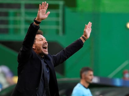 Simeone da indicaciones ante el Leipzig.