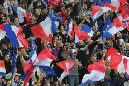 Los aficionados franceses animan a su selección durante el encuentro contra Finlandia.