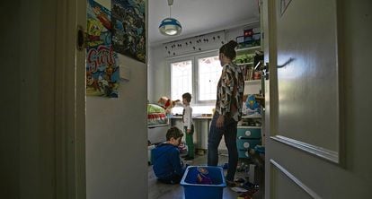 25/03/2020. Una mujer con sus dos hijos, confinados en una vivienda de Madrid, durante la crisis del Coronavirus..