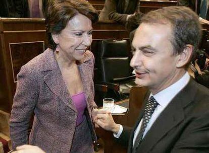 La ministra de Fomento, Magdalena Álvarez, recibe el apoyo de José Luis Rodríguez Zapatero, en el Congreso.