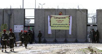 Fachada de la prisi&oacute;n de Bragram, en las afueras de Kabul (Afganist&aacute;n), tomada en marzo de 2013.