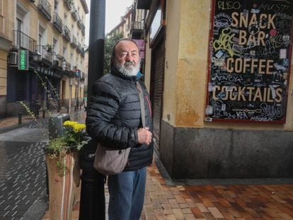 Juan Pérez, posando frente a sus pantalones en la calle Pez.