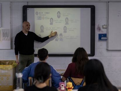 El profesor Sergi Garcés del instituto Sant Andreu de la Barca (Barcelona) dando clase de japonés a estudiantes de segundo de la ESO.