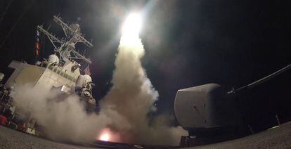 Lanzamiento de un misil  por EE UU contra una base el Al-Asad en Siria.