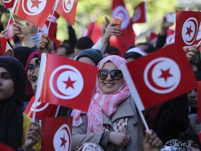 Varias mujeres tunecinas celebran este jueves el quinto aniversario de la caída de Ben Ali.