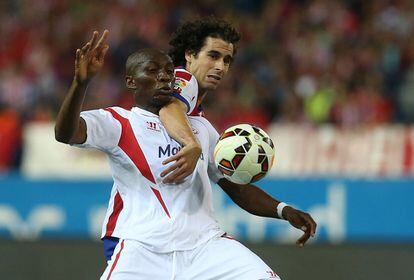 El camerunés Stéphane Mbia abandona el Sevilla para reforzar la medular del Trabzonspor turco.