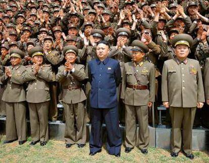 El dictador norcoreano Kim Jong-Un (perro) pasa revista en 2013 junto a los altos mandos de su ejército, que aman al líder hasta que la ejecución los separa.