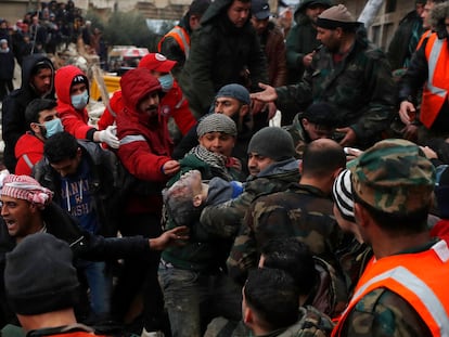 Voluntarios y servicios de emergencias rescataban a un niño, en Hama (Siria), este lunes.