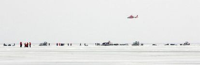 Un helicóptero sobrevuela a los pescadores atrapados en el hielo en Ohio (EE UU)