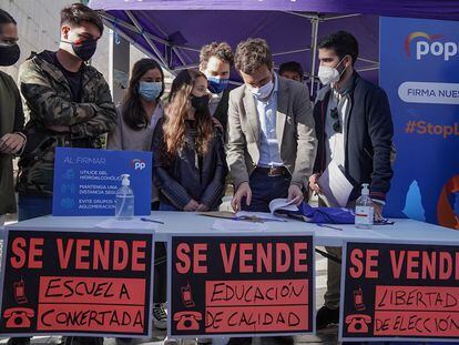 El líder del PP, Pablo Casado, en una mesa de recogida de firmas contra la Ley Celaá en Murcia, este sábado.