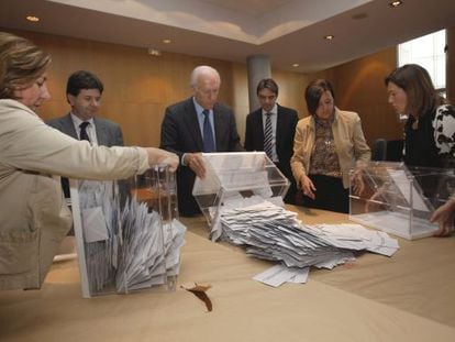 Momento en que se han empezado a contar los votos de los residentes extranjeros en las elecciones asturianas.