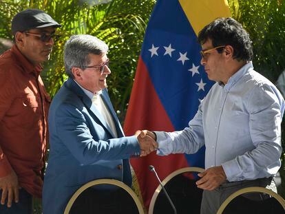 Pablo Beltrán (i), en representación de la guerrilla colombiana Ejército de Liberación Nacional (ELN), le da la mano a Iván Danilo Rueda (d), Alto Comisionado para la Paz, en Caracas, el 12 de diciembre de 2022.