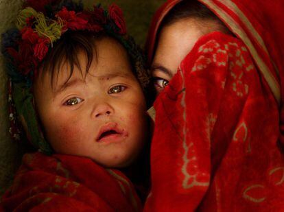 Una joven de la etnia hazara se cubre el rostro ante la cámara en Barniyan, en una imagen tomada el 15 de diciembre de 2001, a dos meses del inicio de la guerra contra el régimen de los talibanes.