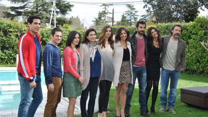 Los actores de 'Frágiles' (Telecinco) posan durante la presentación de la segunda temporada.