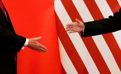 Los presidentes de EE UU y China, Donald Trump y Xi Jinping, a punto de estrechar sus manos en una cumbre entre ambos pa&iacute;ses, celebrada en noviembre de 2017.