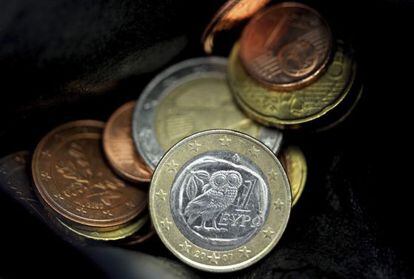 Monedas de euro griegas y alemanas.