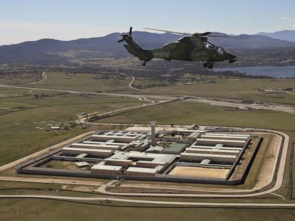 Un helicóptero sobrevuela la cárcel de Soto del Real en una imagen de archivo.