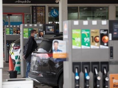 Varios conductores repostan en una gasolinera de Madrid a mediados de marzo.