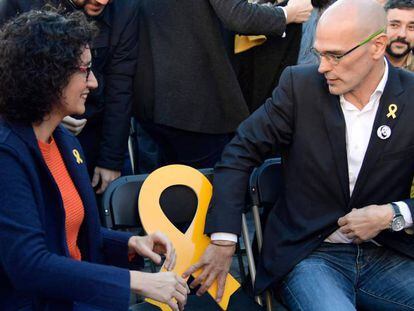 Marta Rovira y Ra&uuml;l Romeva dejan un asiento libre con el lazo amarillo en recuerdo del encarcelado Junqueras.