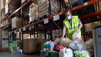 Un voluntario del Banco de Alimentos colabora en el almacén de la entidad este miércoles en Madrid.