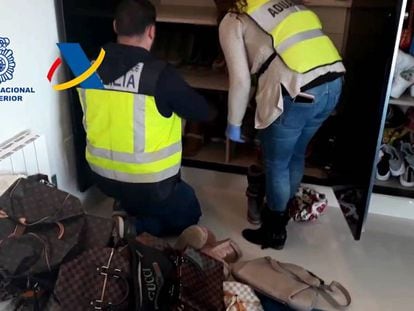 Agentes de policía y de Aduanas durante el registro a la vivienda.