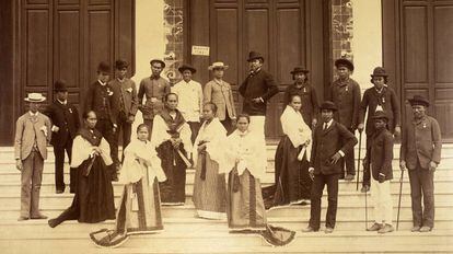 Un grupo de filipinos tras haber sido condecorados por la reina regente María Cristina.