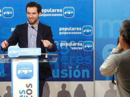 El portavoz parlamentario del PP vasco, Borja S&eacute;mper, este mi&eacute;rcoles en una comparecencia ante los medios.