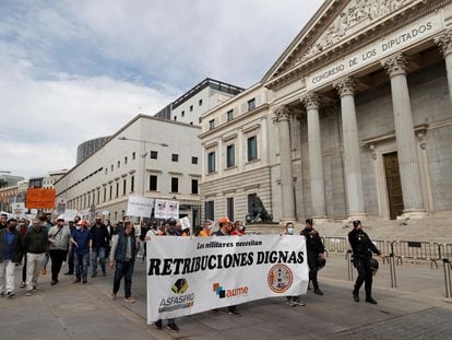 Manifestación de militares para reivindicar la mejora de sus retribuciones este sábado ante la fachada del Congreso de los Diputados.