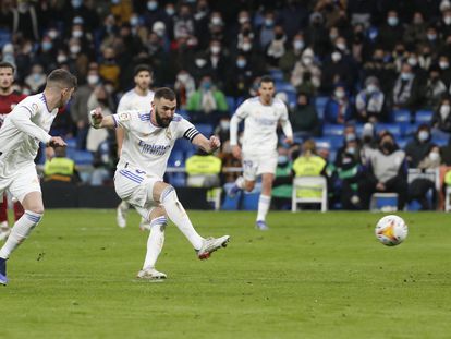 Benzema marca el cuarto gol del Real Madrid ante el Valencia.