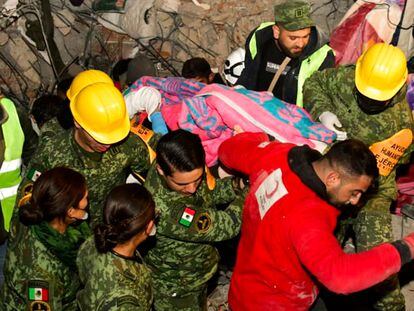 Ejército Mexicano rescata a víctima sepultada en escombros en Turquía, el 9 de febrero 2023