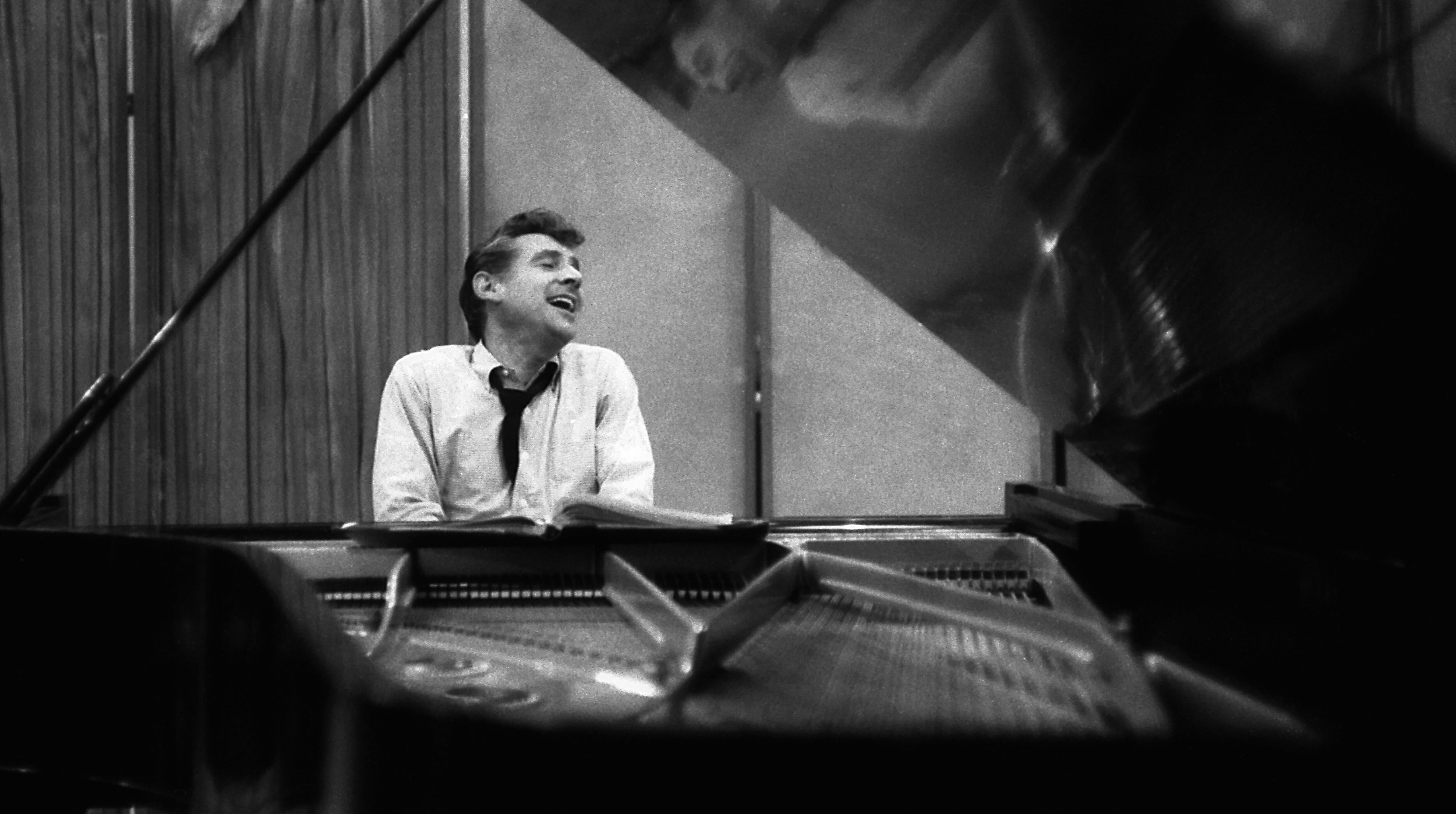 Leonard Bernstein, al piano en el estudio de Columbia en Nueva York, en abril de 1958.