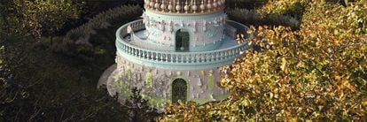 The ambitious work presented this year by Vasconcelos in Waddesdon Gardens (Buckinghamshire County): 'The Wedding Cake', a three-story cake pavilion made up of 15,000 ceramic tiles.