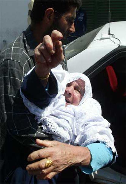 Una mujer se aflige tras el atentado que mató a un miliciano en Gaza.