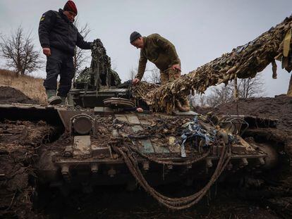 Soldados ucranios revisan un tanque en la provincia de Zaporiyia, este jueves.