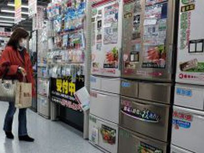Una mujer de compras este martes en un centro comercial de Tokio. 